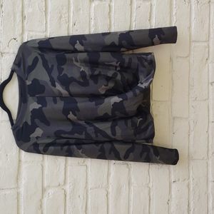 Old Navy Active breathe on long sleeve twist front shirt